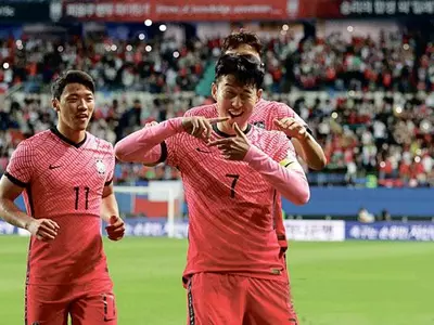 ‘손흥민 센추리클럽(A매치 100경기 이상 출전) 자축포’ 벤투호, 칠레에 2-0 승리