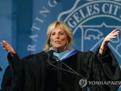 바이든 여사, 졸업식 연설서 "절대 포기마라"…한국계 사례 소개
