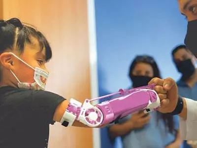 절단 장애 아동에게 희망을… “슈퍼 히어로로 변신을 축하해”