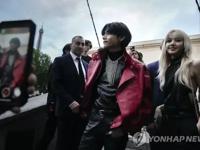 BTS 뷔, 파리 방문에 현지 팬들 환호…'활동 2막' 행보