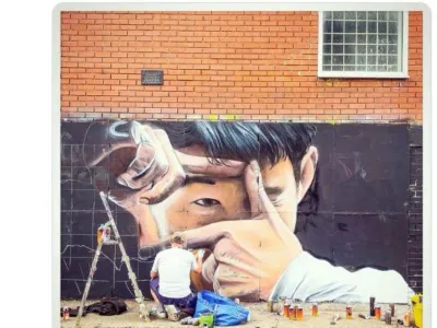 '찰칵 세리머니'하는 손흥민, 영국 런던에 벽화로 등장