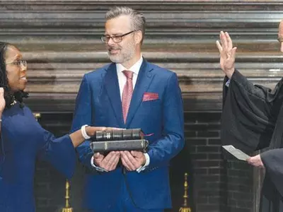 사상 첫 흑인여성 연방대법관 취임