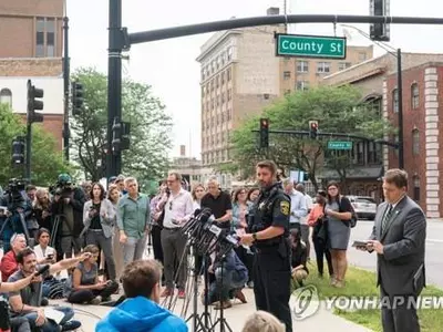 두살 아들 온몸으로 감싸안고 총맞은 아빠…참사 희생자 사연들