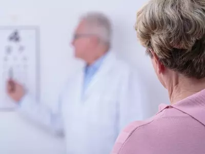 MZ세대 근시 환자, 안경 착용으로 눈·코 변형, 자신감 저하