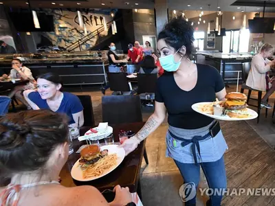 식당서 팁 3천달러…"가상화폐로 번 돈, 사회 환원"