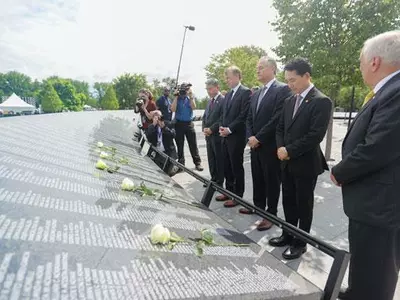 아리랑·애국가 퍼진 추모의벽 헌정식