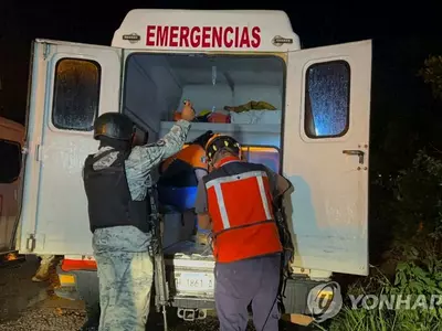 밀입국 참사 재연될 뻔…멕시코서 이민자들 '찜통 트럭' 탈출