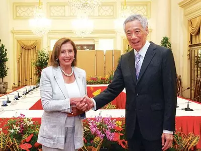 펠로시, 싱가포르 도착 중은 남중국해서 무력 시위