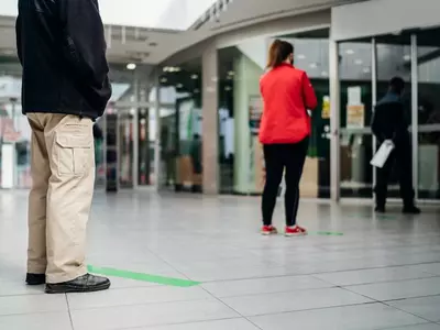 코로나 감염자 격리완화… 거리두기도 없앤다
