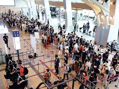 폭우 예보에도 북적이는 김포공항