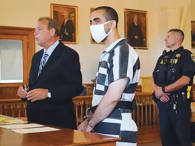 루슈디 공격은 ‘계획 범죄’… 서방 “표현의 자유 지지”