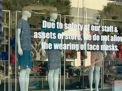 “마스크 착용 고객은 입장 불허합니다”