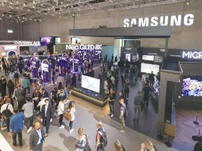 미래의 가전… 삼성 “롤러블 폰”· LG “색깔 변하는 냉장고”