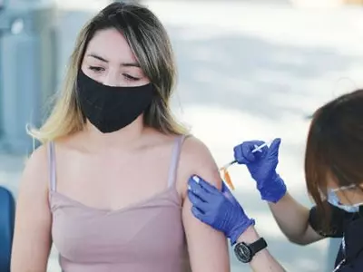 오미크론 변이 ‘맞춤 백신’ 일제히 접종 시작