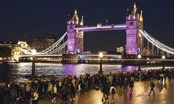 여왕 참배 대기에 24시간 걸려