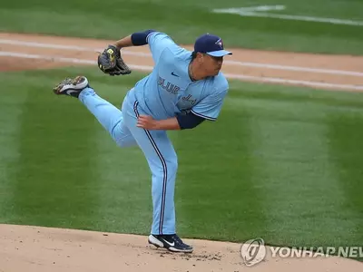 류현진, 개막전 5⅓이닝 2실점…콜과 맞대결은 무승부