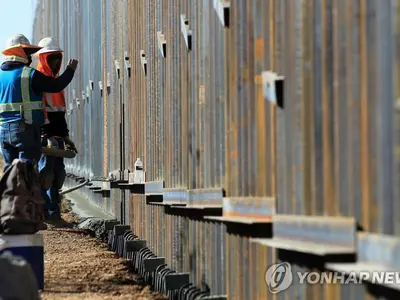 '트럼프 국경장벽' 구축 슬그머니 재개한 바이든 행정부