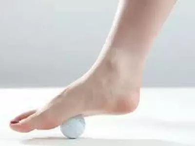 발바닥 통증 ‘족저근막염’, 골프공 마사지 효과