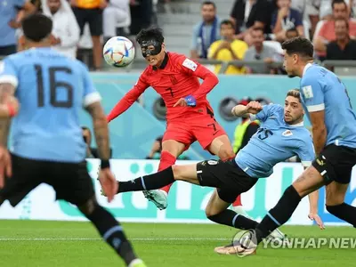 [월드컵] '손흥민 마스크 투혼' 한국, '골대 두 번' 우루과이와 무승부