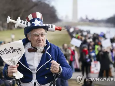 코로나 사망자 절반은 백신 접종자