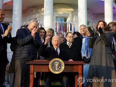 바이든, 동성결혼 인정법안에 서명…"모두를 위한 평등"