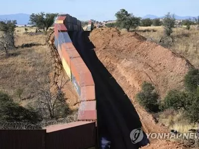 애리조나, 멕시코 국경에 멋대로 세운 '컨테이너 장벽' 치운다