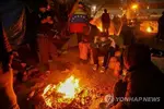 성탄이브에 부통령 집앞에 또 내려진 이민자들…"국경 막아라"