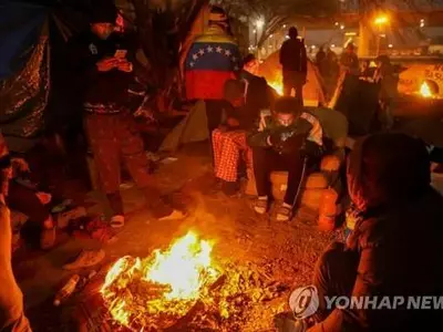 성탄이브에 부통령 집앞에 또 내려진 이민자들…"국경 막아라"