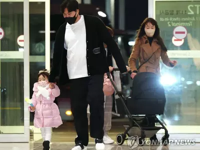 류현진 미국 출국…팔꿈치 재활·MLB 복귀 준비에 가속 페달