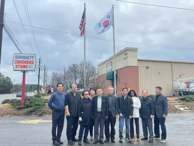 구 한인회관 자리에 올라간 태극기