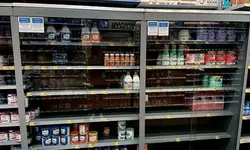 약국 체인들 폐쇄 진열대…직원 부르기도 지쳐