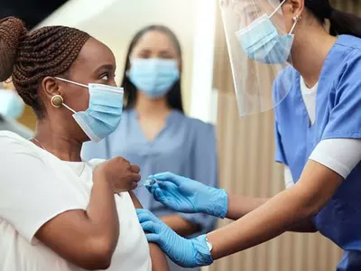 부스터샷 접종 시 중증 확률↓