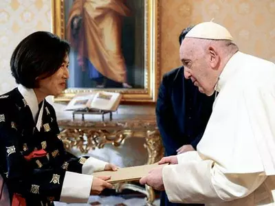 오현주 주교황청 대사, 한복 입고 교황에게 신임장 제정