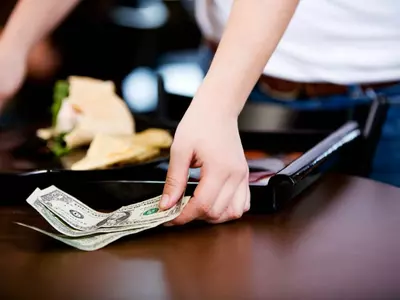 역대급 물가 상승 속 ‘팁플레이션’(팁+인플레이션) 부담