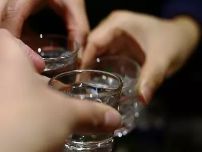 “하루 소주 세 잔만 마셔도 치매 위험 8% 높아진다”