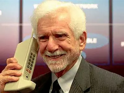 “다음 세대는 귀밑 피부에 심는 휴대폰을 가질 것”