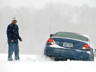 전기차에는 왜 AM 라디오가 없지?