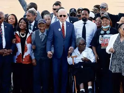 치고 나가는 트럼프, 태클 거는 전직 동료들