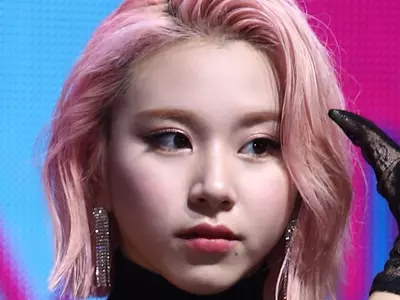 트와이스 채영, 나치 문양 티셔츠 착용 사과…"심려 끼쳐 죄송"