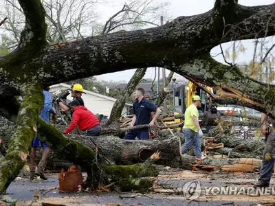 "마을 절반이 잘려나갔다" 중남부 토네이도 강타…21명 사망