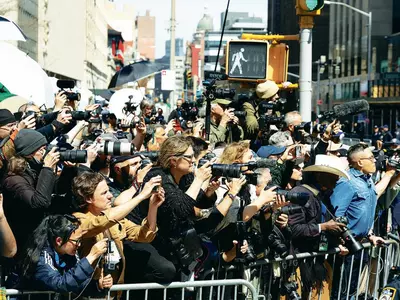“트럼프를 감옥에 가둬라” vs “미국을 위대하게”