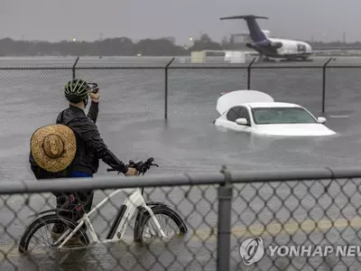 플로리다 폭우로 침수된 국제공항내 도로