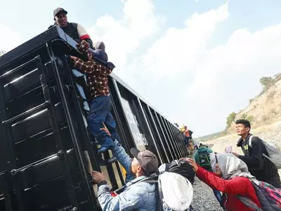 열차 매달려 필사의 이민 행렬