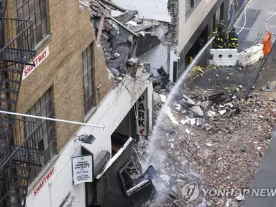 무너진 맨해튼 주차장, 꼭대기층에 너무 많은 차 올렸다