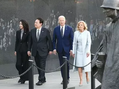 한미 대통령 부부 ‘한국전 기념비’ 깜짝 동행