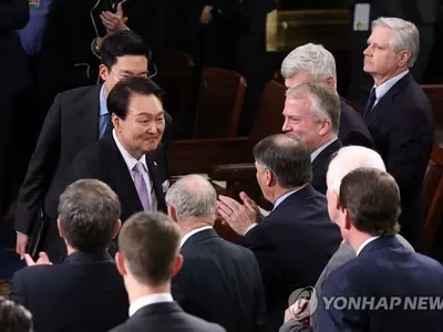 "BTS보다 의회엔 제가 먼저" 윤 애드리브…'기립 23번' 56번 박수