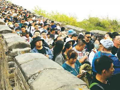 그야말로 ‘인산인해’… 관광객 꽉 들어찬 만리장성