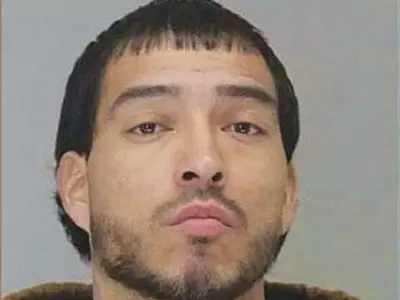 옷에 ‘우익 암살단’ 문구 새겨