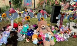 '총기난사' 텍사스 쇼핑몰 앞에 놓인 희생자 추모비