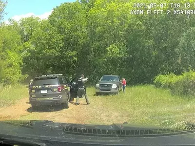 자살 막아 달랬더니…다짜고짜 총 50발 쏜 미국 경찰들